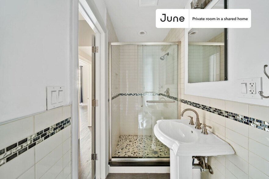 Building Photo - Room in Shared 4 bed/2 bath home