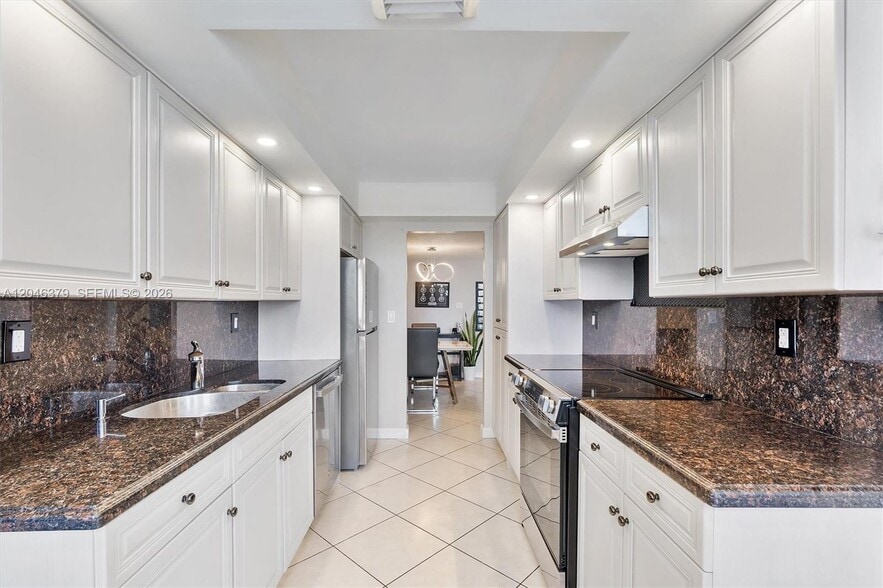 Building Photo - 18031 Biscayne Blvd