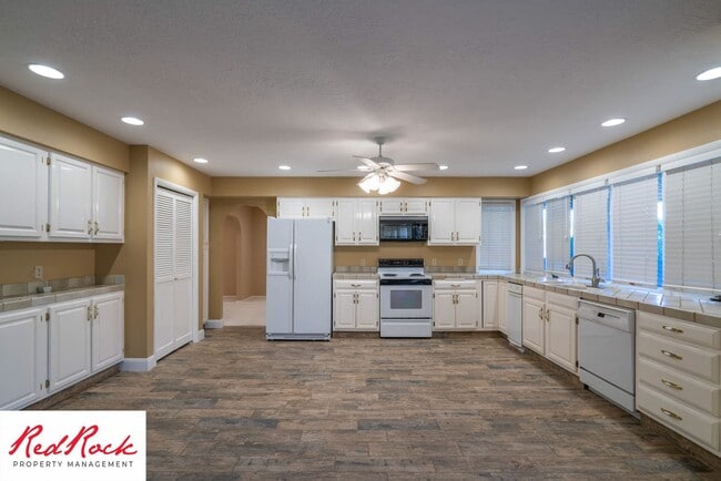 Building Photo - Spacious 5 Bedroom Home in A Quiet Communi...