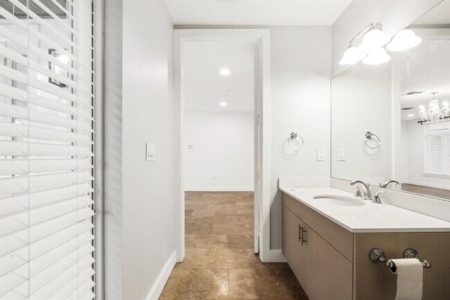 Building Photo - 61 Isle of Venice Dr