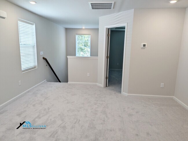 Building Photo - 5866 Woodlawn Dr