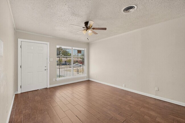 Building Photo - 937 Cleardale Dr