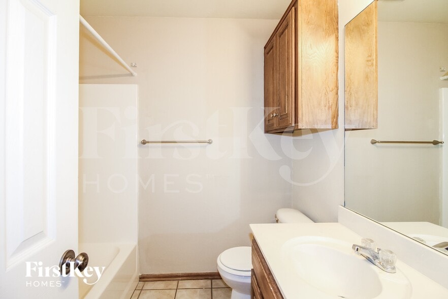 Building Photo - 2504 Tyler Ln