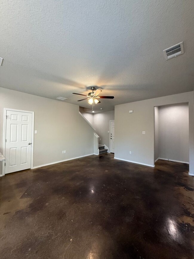 Building Photo - Beautiful Modern 3-Bed, 2-Bath Duplex with...