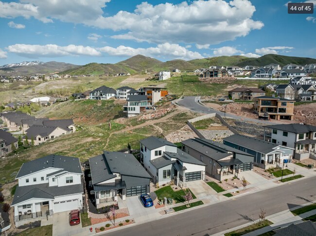 Building Photo - Stunning 5-bedroom, 4.5-bath home