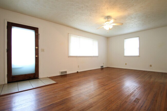 Building Photo - 3 Bedroom / 2 Bath Home AVAILABLE NOW!