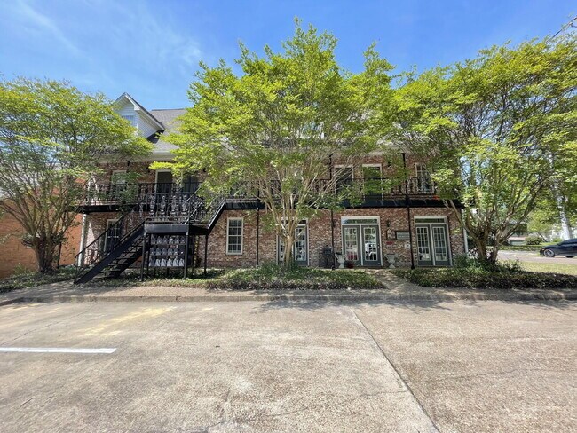 Building Photo - Spacious 2-Story Townhome-Style Apt on S. Montgomery | 2 Bed 2.5 Bath Near MSU