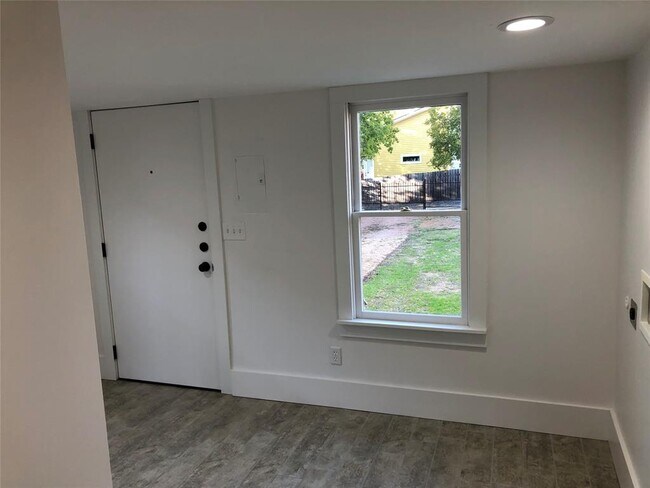 Building Photo - 2004 Rosewood Ave