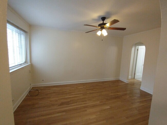Vacant Living Room - 1528 W Pratt Blvd