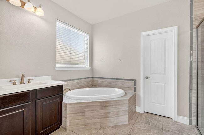 Building Photo - 1012 Summer Ln