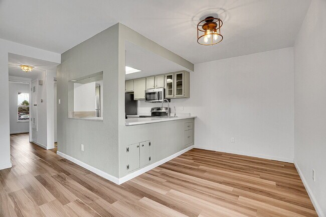 Building Photo - $2,145.95 with $300 Off the first month's rent, 2 Beds - 1 Bath, Townhouse in Greenwood Village w...