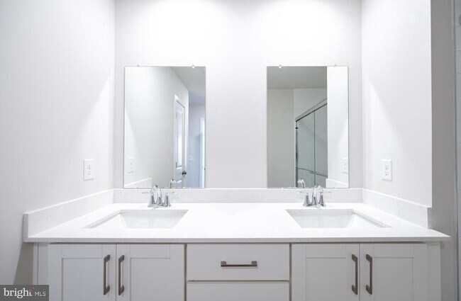Building Photo - 715 Platinum Dr