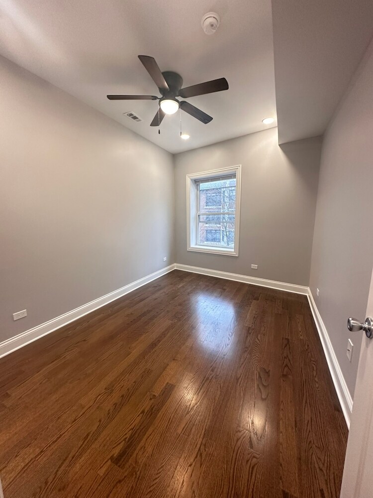 Building Photo - 1145 W Lunt Ave