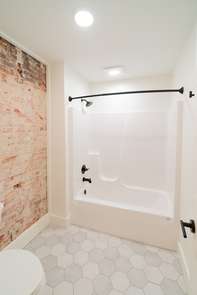 Shower/Tub combo - 123 N 4th St