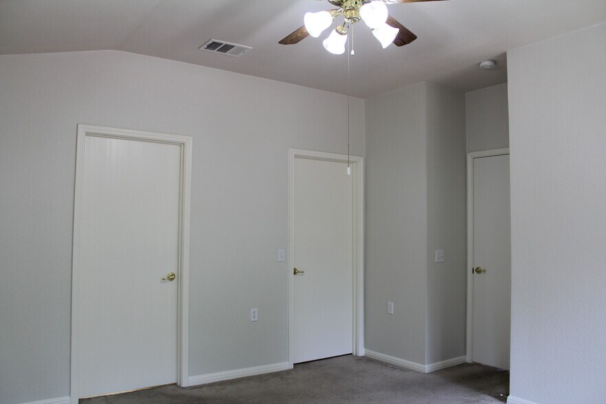 Master bedroom - 5605 Bentsen Ln