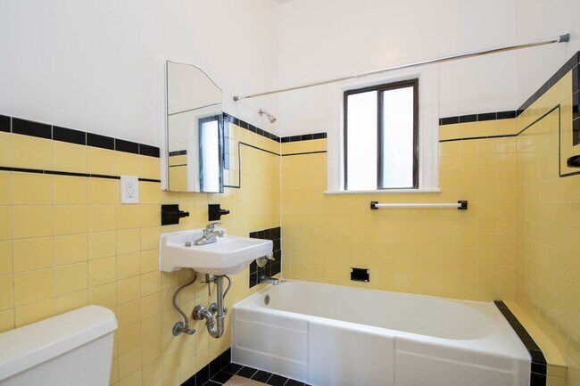 Building Photo - Union Street - Spacious & Bright Top Floor, Corner Unit