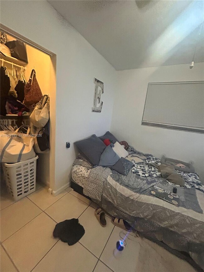 Building Photo - 1045 N Andrews Ave