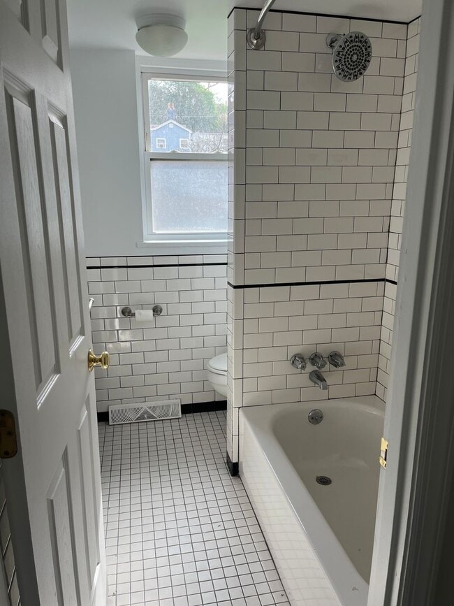 Building Photo - 2 bedroom 1 bath townhouse, Mt Washington