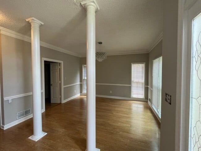 Building Photo - Beautiful Large Home