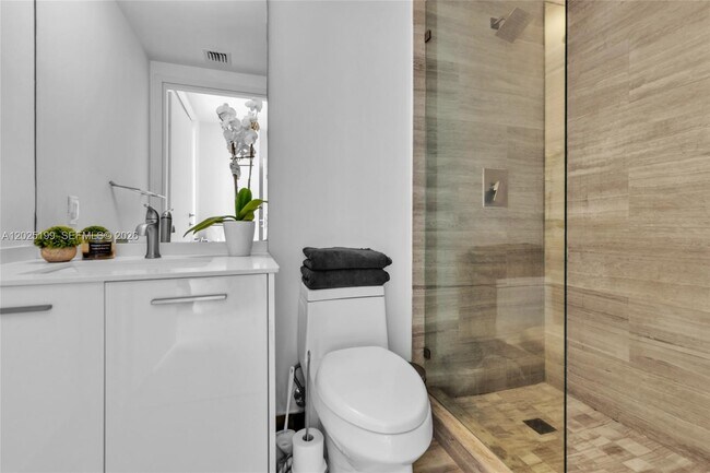 Building Photo - 1300 Brickell Bay Dr