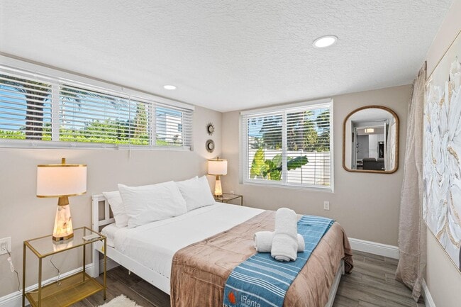 Building Photo - 214 Seacrest Ln