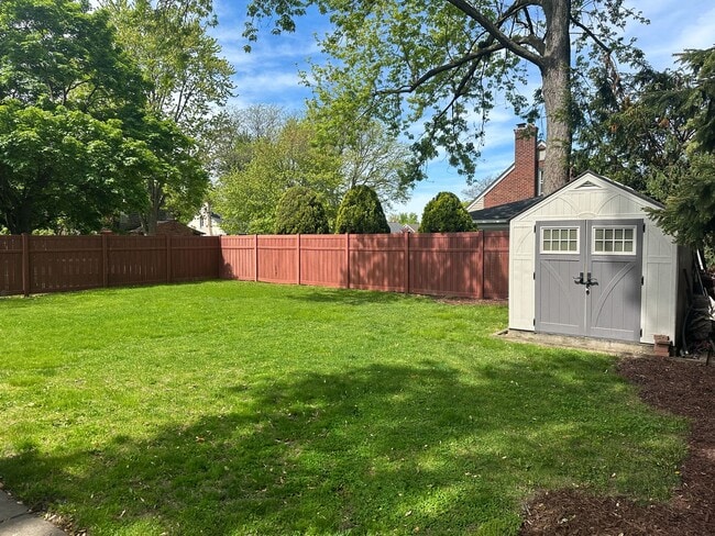Building Photo - Stylish Grosse Pointe Woods Ranch with EV ...