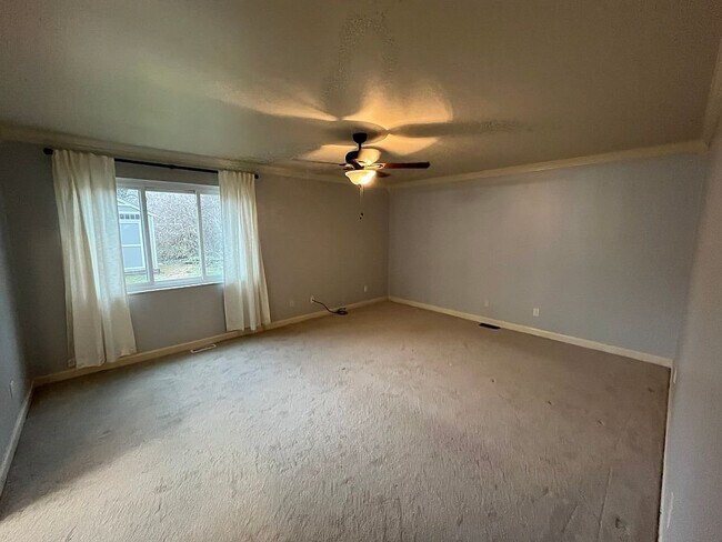 Building Photo - 301 S Village Dr