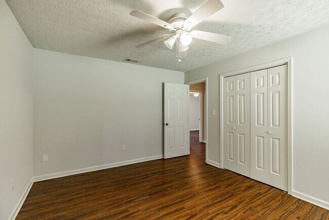 Building Photo - 147 VFW Dr