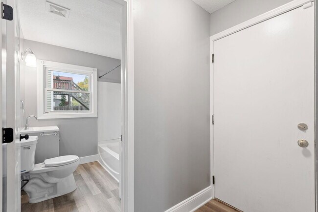 Building Photo - 2407 Buchanan St NE