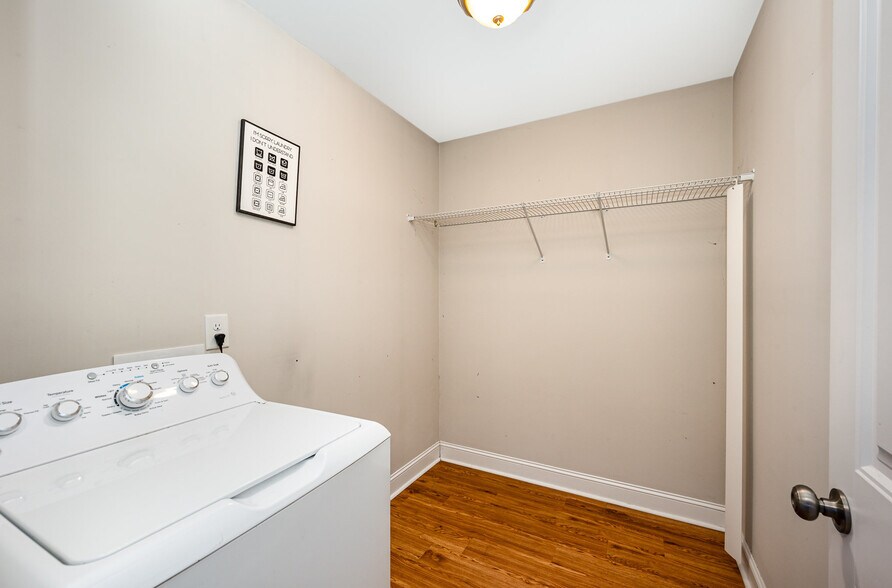 Building Photo - 3200 Silver Fox Cir