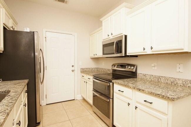 Building Photo - Central Niceville Location