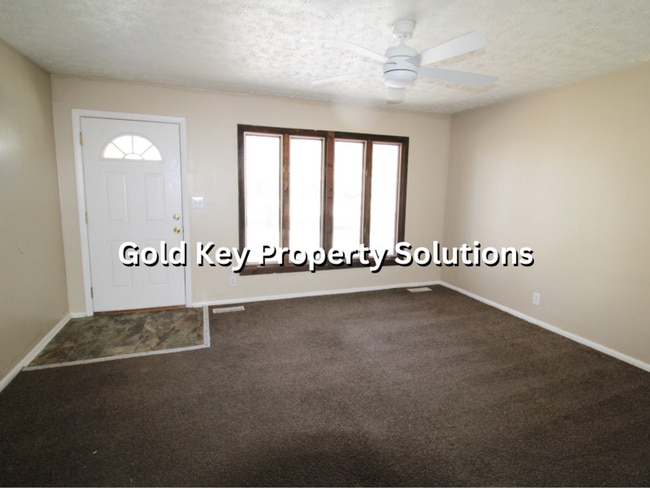 Building Photo - Spacious 3 BR 1 BA Ranch with Main-Level L...