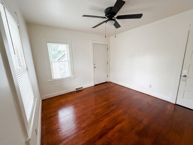Building Photo - 3937 Lockwood Ave
