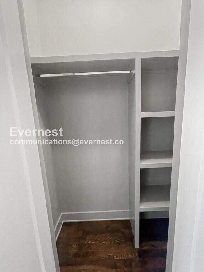 Building Photo - 3 Bed/2.5 Bath with Fenced Yard / Pet-Friendly / Available Now!