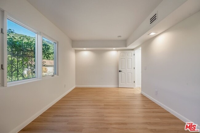 Building Photo - 1708 Clear View Dr