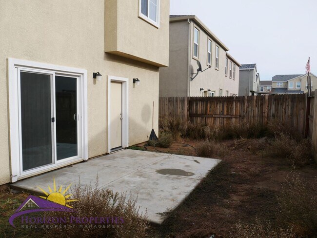 Building Photo - Modern Two-Story 4 Bed 2.5 Bath 1,807 sqft...