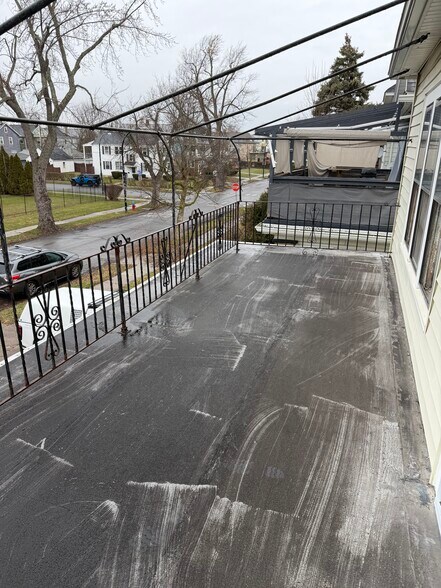 Building Photo - 75 Shoshone St