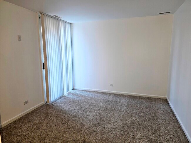 Building Photo - 5950 Oakwood Dr