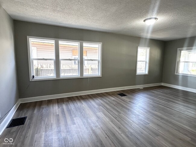 Building Photo - 2921 E Brookside Ave