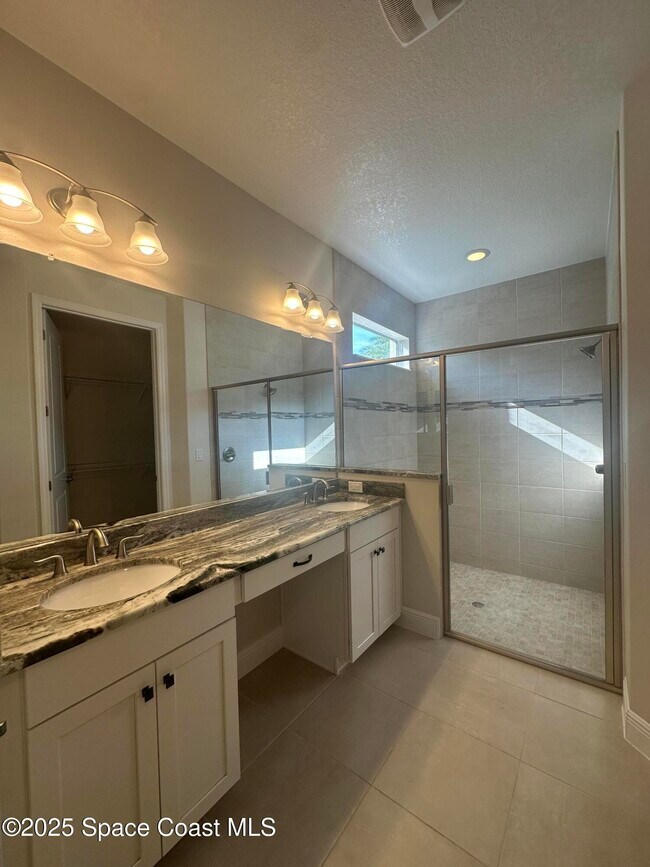 Building Photo - 2738 Spur Dr