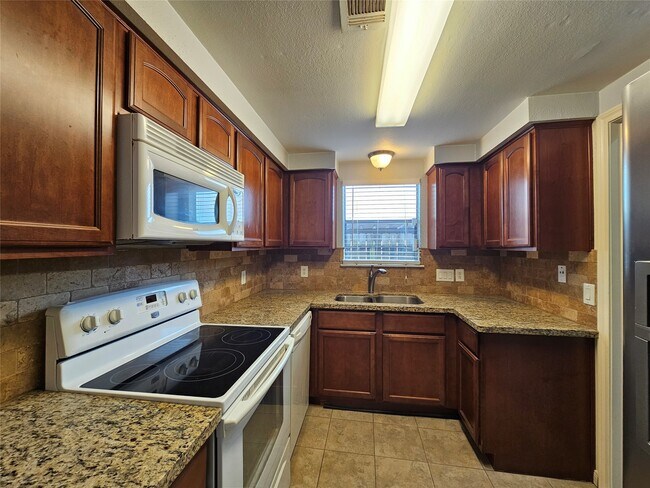 Building Photo - 11710 Southlake Dr