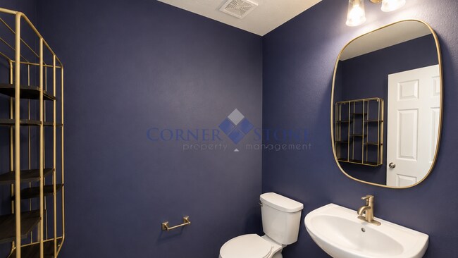 Building Photo - Great home in central location!