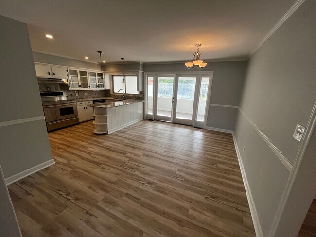 Building Photo - 5bd/2ba Remodeled Brick Ranch Home with Spacious Private Yard