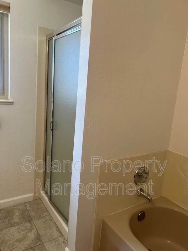 Building Photo - 142 Hillview Dr