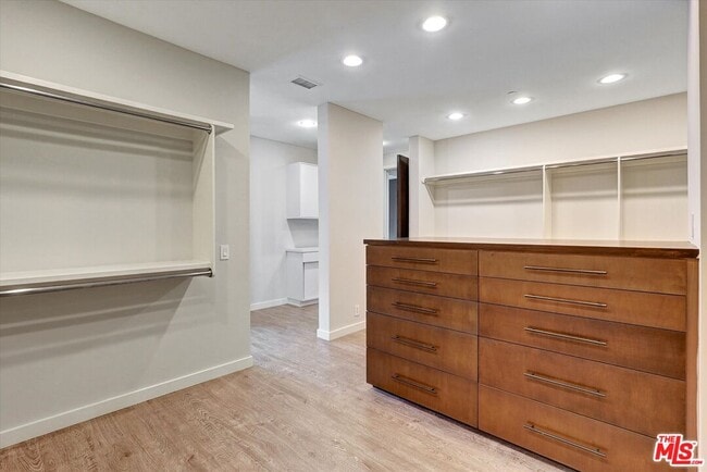 Building Photo - 3850 Rambla Orienta