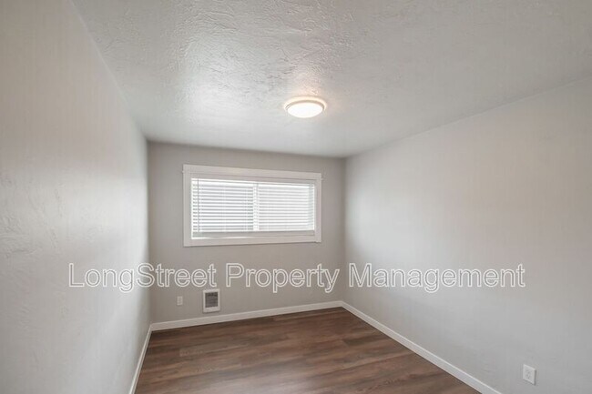 Building Photo - 205 6th Ave SW