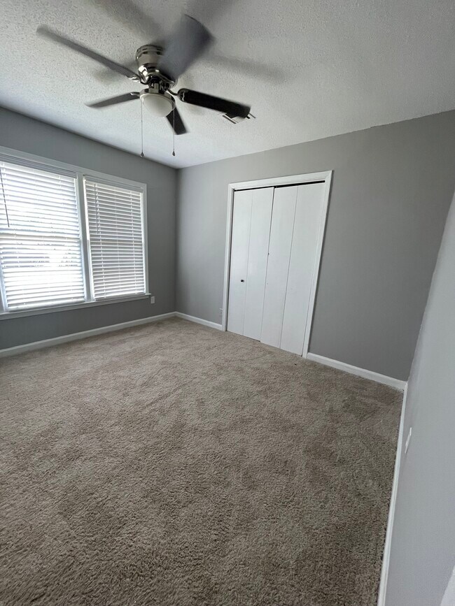 Building Photo - 725 Queensbury Dr