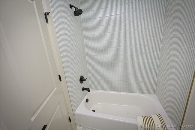 Building Photo - 112 W 2nd St