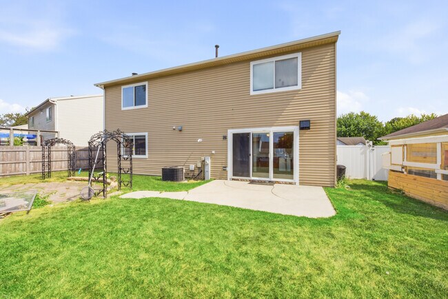 Building Photo - 1320 Burns Dr