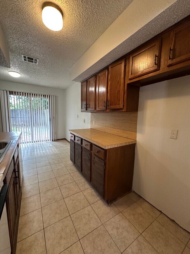 Building Photo - 2 Bedroom 1.5 Bath